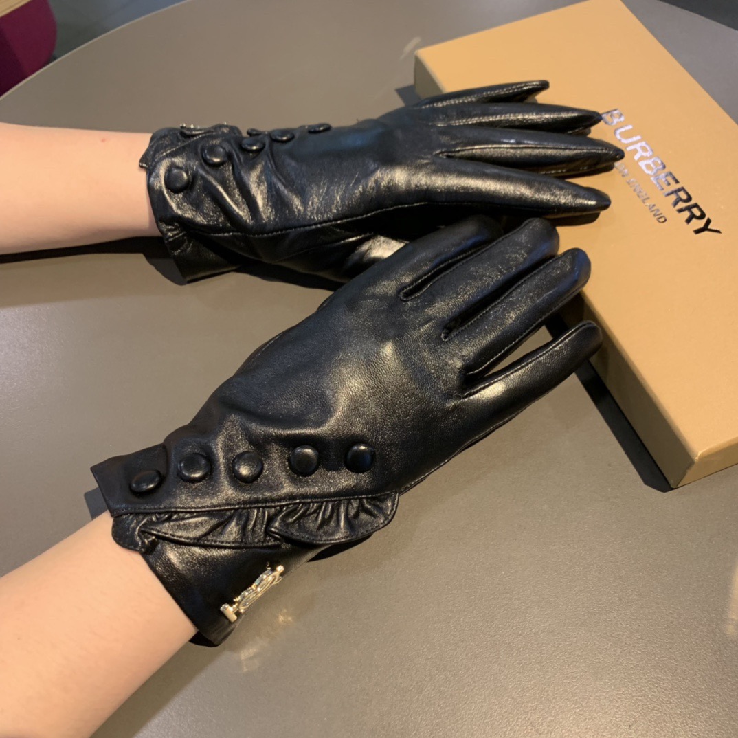 
巴宝莉BURBERRY 专柜新品羊皮手套，时尚手套，秋冬保暖加绒内里，经典简洁💕上手超舒适柔软、百搭！