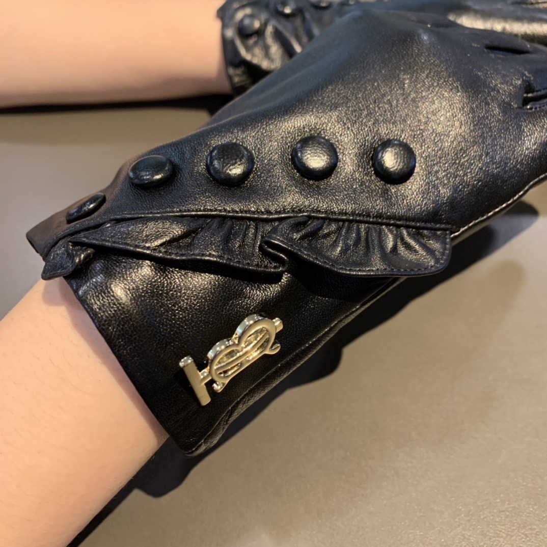 
巴宝莉BURBERRY 专柜新品羊皮手套，时尚手套，秋冬保暖加绒内里，经典简洁💕上手超舒适柔软、百搭！