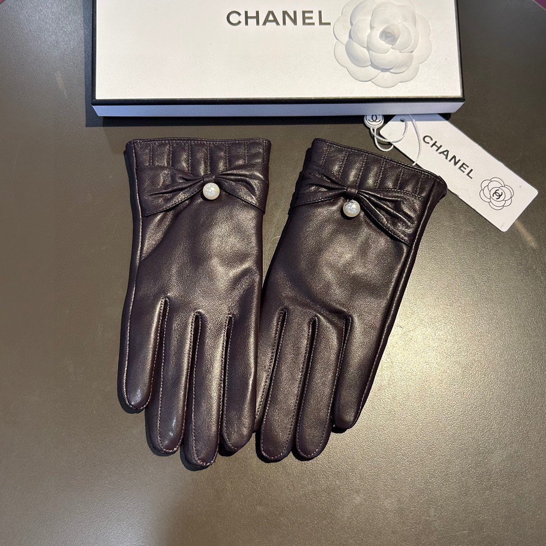 NO:343463,2025 new exclusive first dual C touch screen gloves Chanel [original single quality] official website synchronizes the new high-end sheepskin gloves for women. Goddess’ first choice. Do not miss 100% use imported sheepskin. The leather is delicate and soft. It is better to know that imported sheepskin has a unique feel and cashmere inside. Goddess Jimei must have top-quality workmanship and no details are left out. The counter is one to one. Number of codes M L gloves, gloves, chanel, chanel, sheepskin, gloves19860909批 2025新款独家首发双C触屏手套 Chanel香奈儿【原单品质】官网同步女士新款高档羊皮手套女神首选 不可错过百分百选用进口羊皮 皮质细腻柔软 认准进口羊皮特有手感羊绒内里保暖更佳 女神集美们必备顶级做工任何细节都不放过正品开版 专柜一比一 码数Ｍ L手套,手套,chanel,chanel,sheepskin,gloves,accessory