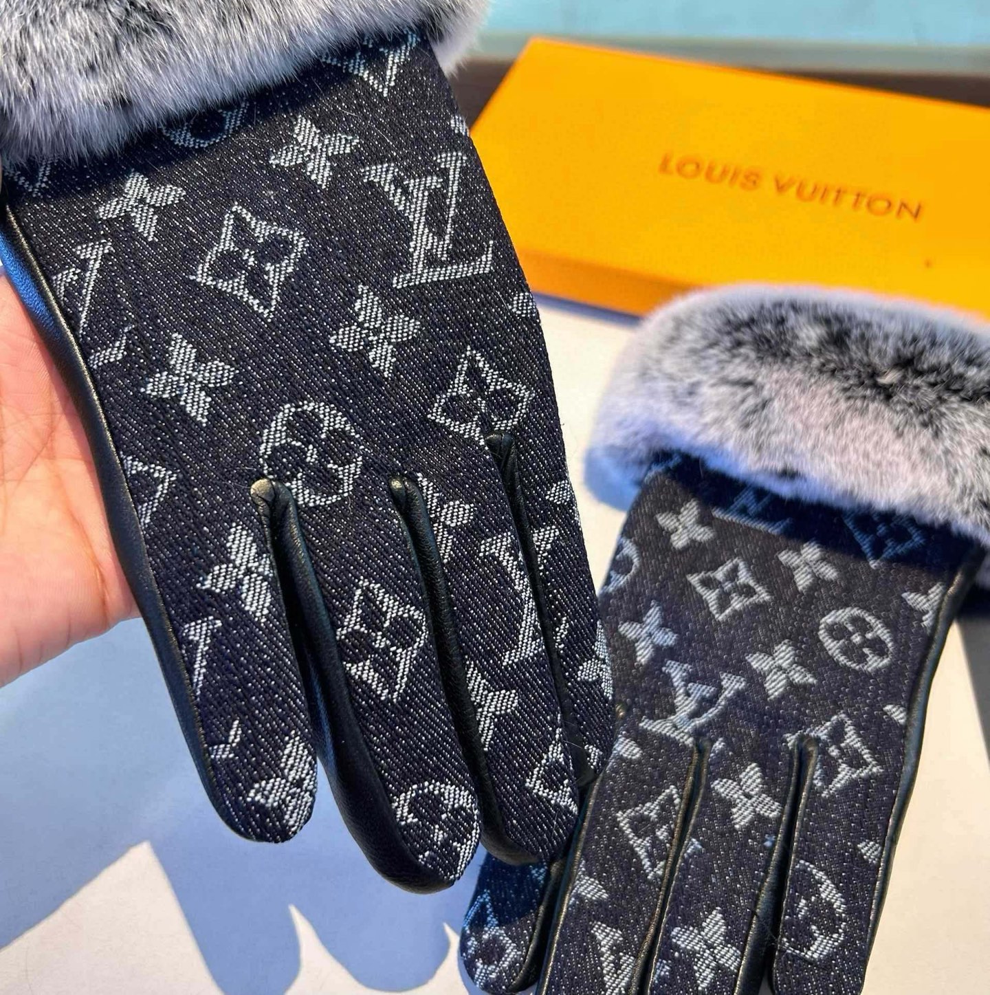 
2025🧤LV新品毛口牛仔配皮手套，时尚机车🚗手套，秋冬新品布内里，时尚🌺上手超舒适柔软、百搭！集美女