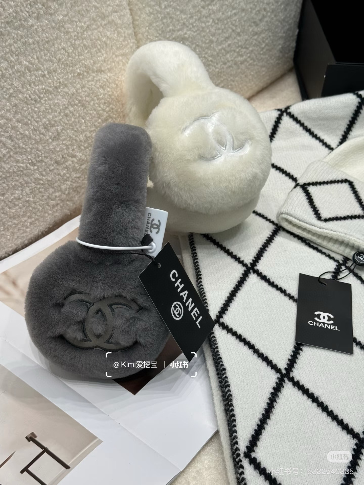 ，羊毛耳罩🌈疯狂打call值得拥有💫
💕人间白富美,网红明星同款😍
香奈儿滑雪耳罩，保暖☺️
滑雪日常凹