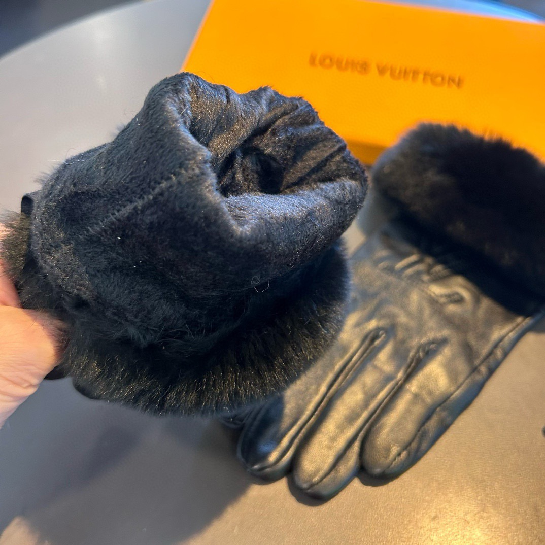 
路易威登LV2025秋冬懒兔毛羊皮刺绣手套👍手机触屏，值得对比🔥🔥同款不同品质，秒杀市场差产品，进口一