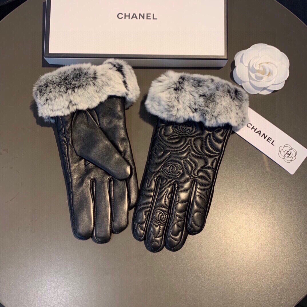 
Chanel 香奈儿2025秋冬懒兔毛乱绣💐羊皮手套👍手机触屏，值得对比🔥🔥同款不同品质，秒杀市场差产