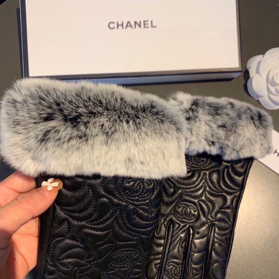 
Chanel 香奈儿2025秋冬懒兔毛乱绣💐羊皮手套👍手机触屏，值得对比🔥🔥同款不同品质，秒杀市场差产