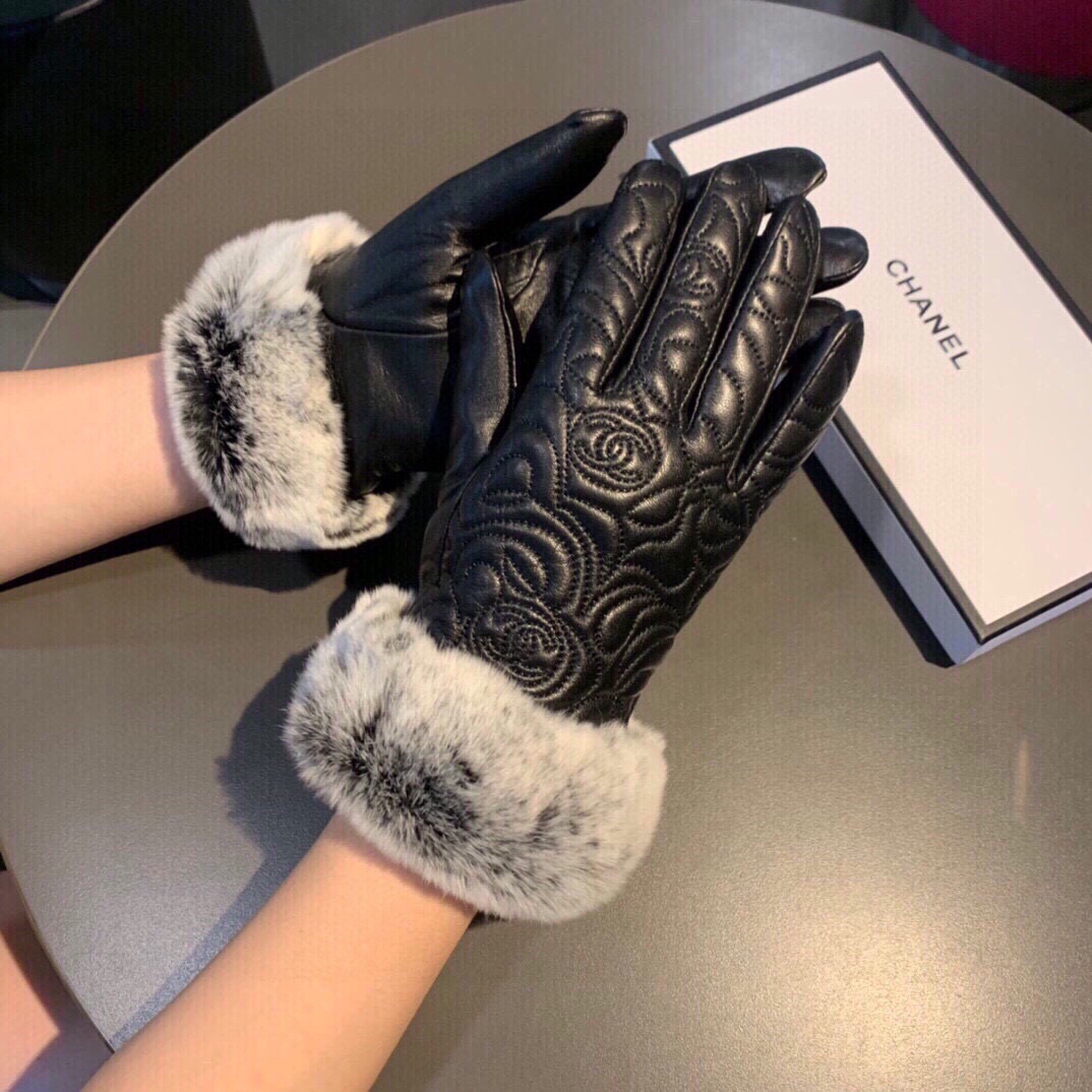 
Chanel 香奈儿2025秋冬懒兔毛乱绣💐羊皮手套👍手机触屏，值得对比🔥🔥同款不同品质，秒杀市场差产