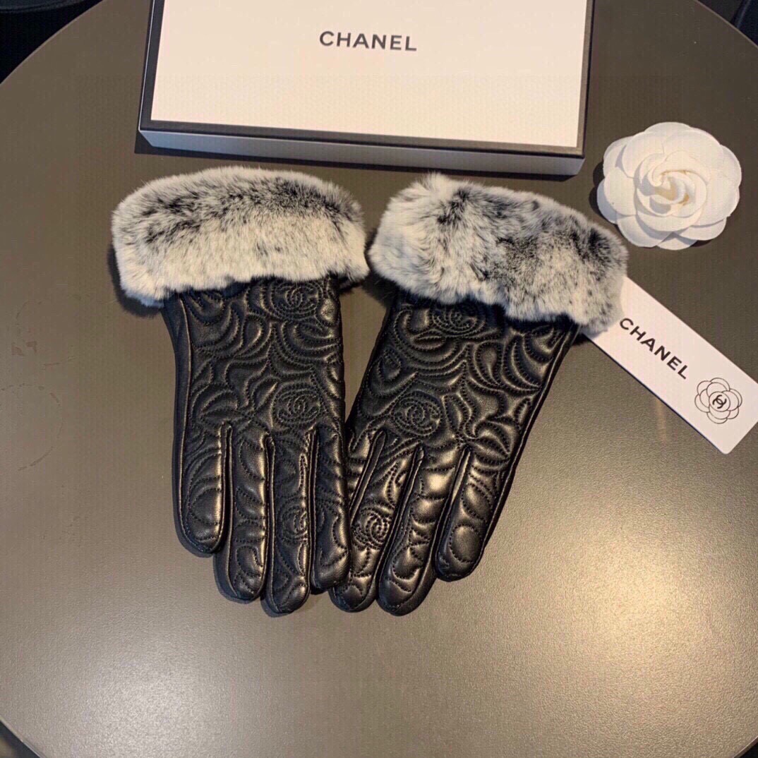 
Chanel 香奈儿2025秋冬懒兔毛乱绣💐羊皮手套👍手机触屏，值得对比🔥🔥同款不同品质，秒杀市场差产
