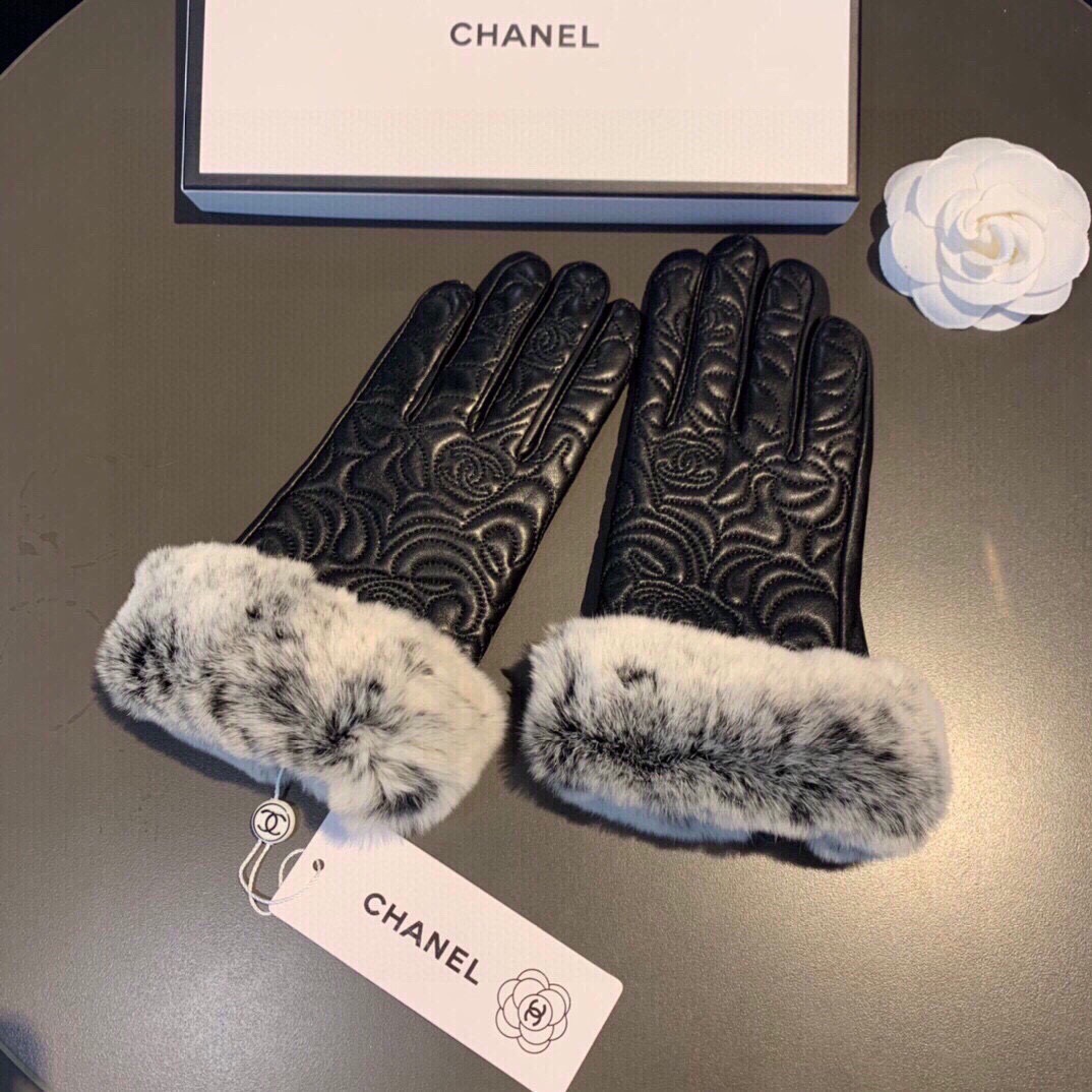 
Chanel 香奈儿2025秋冬懒兔毛乱绣💐羊皮手套👍手机触屏，值得对比🔥🔥同款不同品质，秒杀市场差产