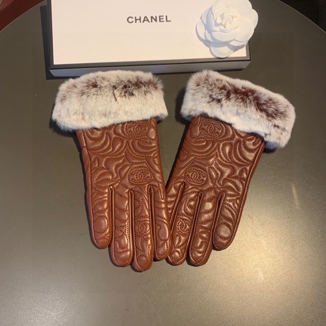 
Chanel 香奈儿2025秋冬懒兔毛乱绣💐羊皮手套👍手机触屏，值得对比🔥🔥同款不同品质，秒杀市场差产