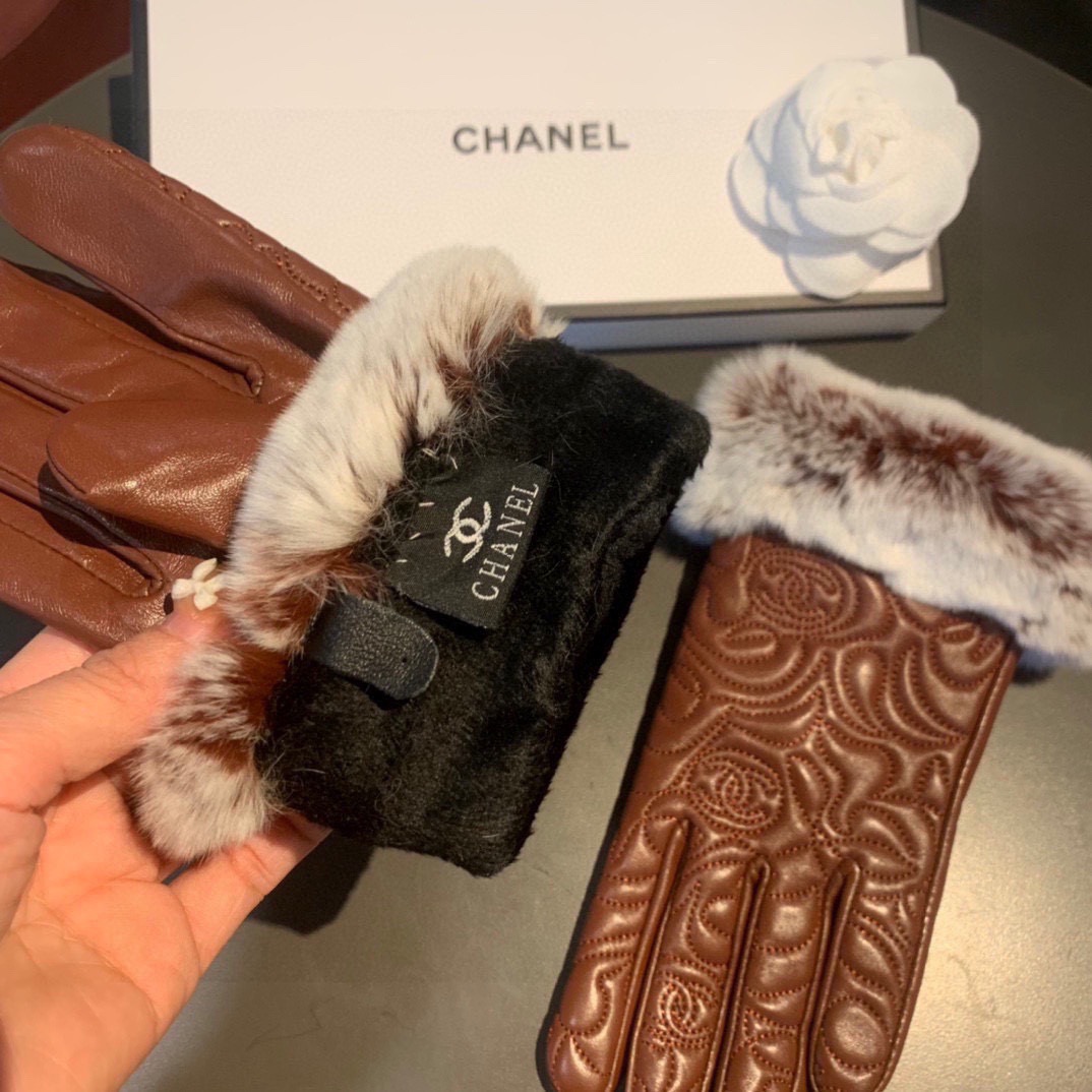 
Chanel 香奈儿2025秋冬懒兔毛乱绣💐羊皮手套👍手机触屏，值得对比🔥🔥同款不同品质，秒杀市场差产