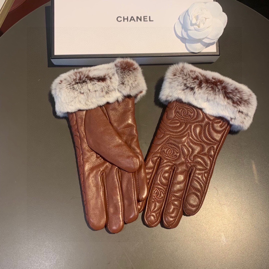 
Chanel 香奈儿2025秋冬懒兔毛乱绣💐羊皮手套👍手机触屏，值得对比🔥🔥同款不同品质，秒杀市场差产