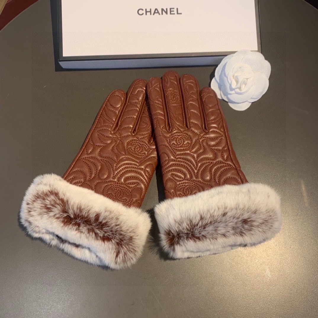 
Chanel 香奈儿2025秋冬懒兔毛乱绣💐羊皮手套👍手机触屏，值得对比🔥🔥同款不同品质，秒杀市场差产