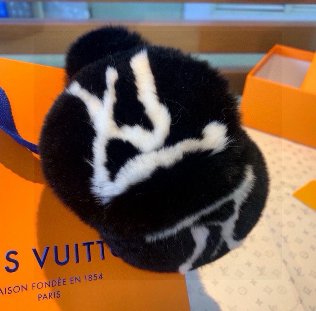 🌈疯狂打call值得拥有💫
💕人间白富美,网红明星同款😍
LV滑雪耳罩，日常保暖☺出行必备✈️
滑雪日常