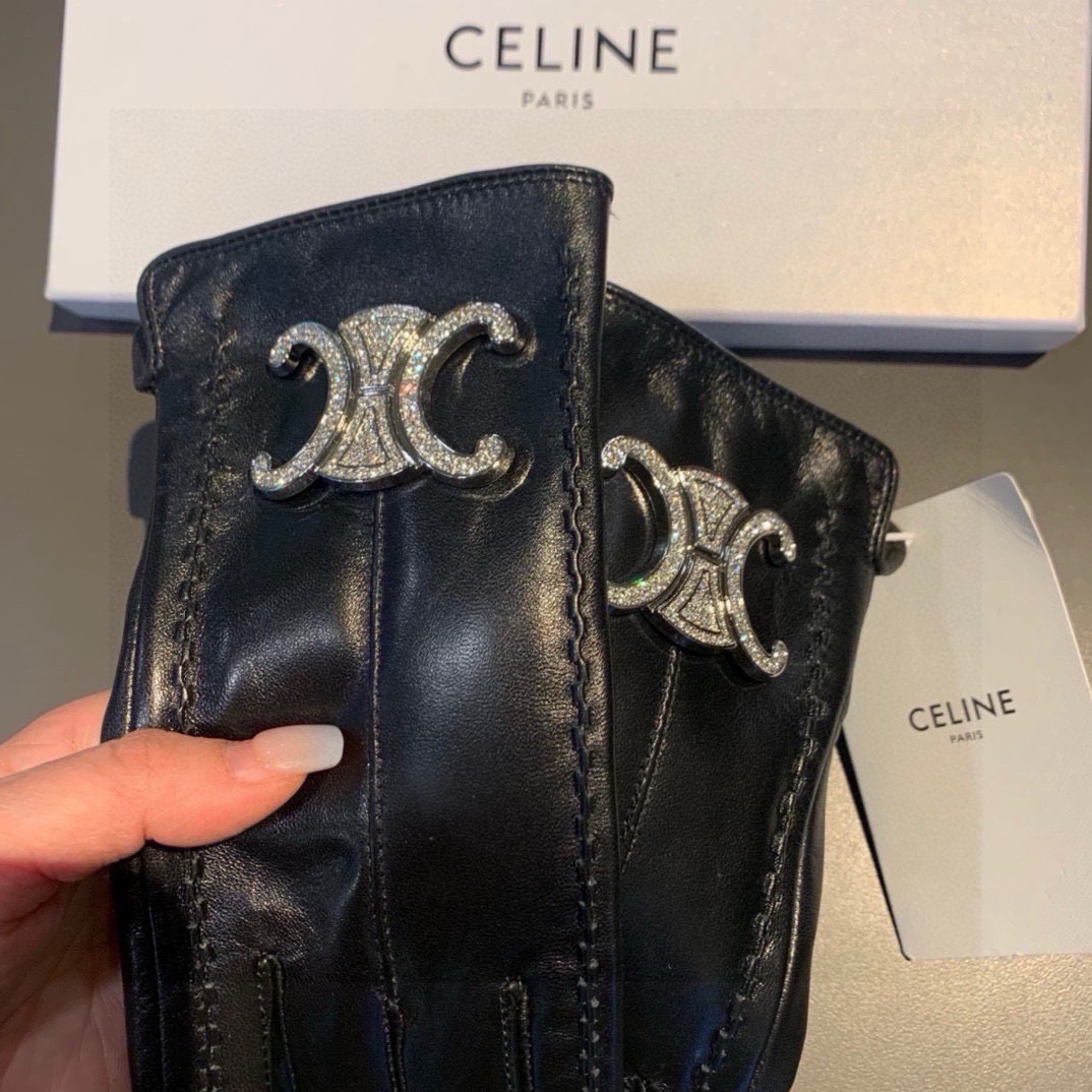 
2025新款独家首发‼️触屏手套 CELINE赛琳🈵️钻（原单品质）官网同步女士新款高档羊皮手套🎉🎉女