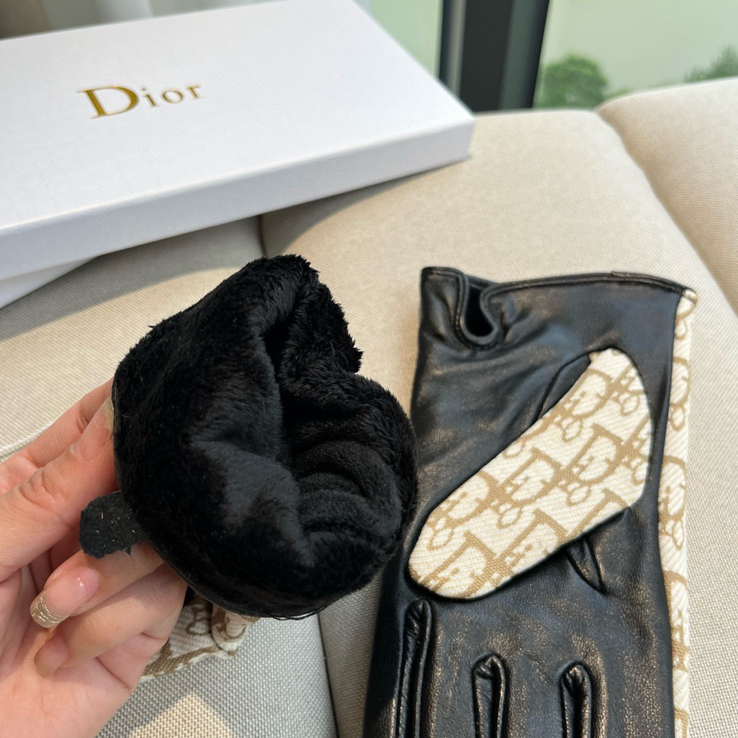 
新款独家首发‼️触屏手套 Dior迪奥【原单品质】官网同步女士新款高档羊皮手套🎉🎉女神集美们首选 不可