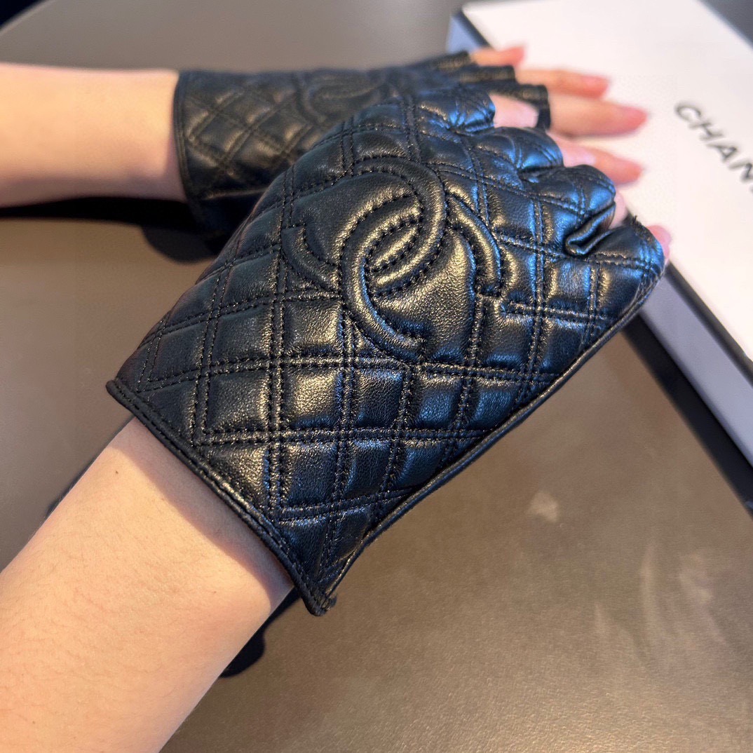 
2025🧤香奈儿新品短款手套，时尚机车🚗手套，秋冬新品布内里，时尚🌺上手超舒适柔软、百搭！集美女神必备