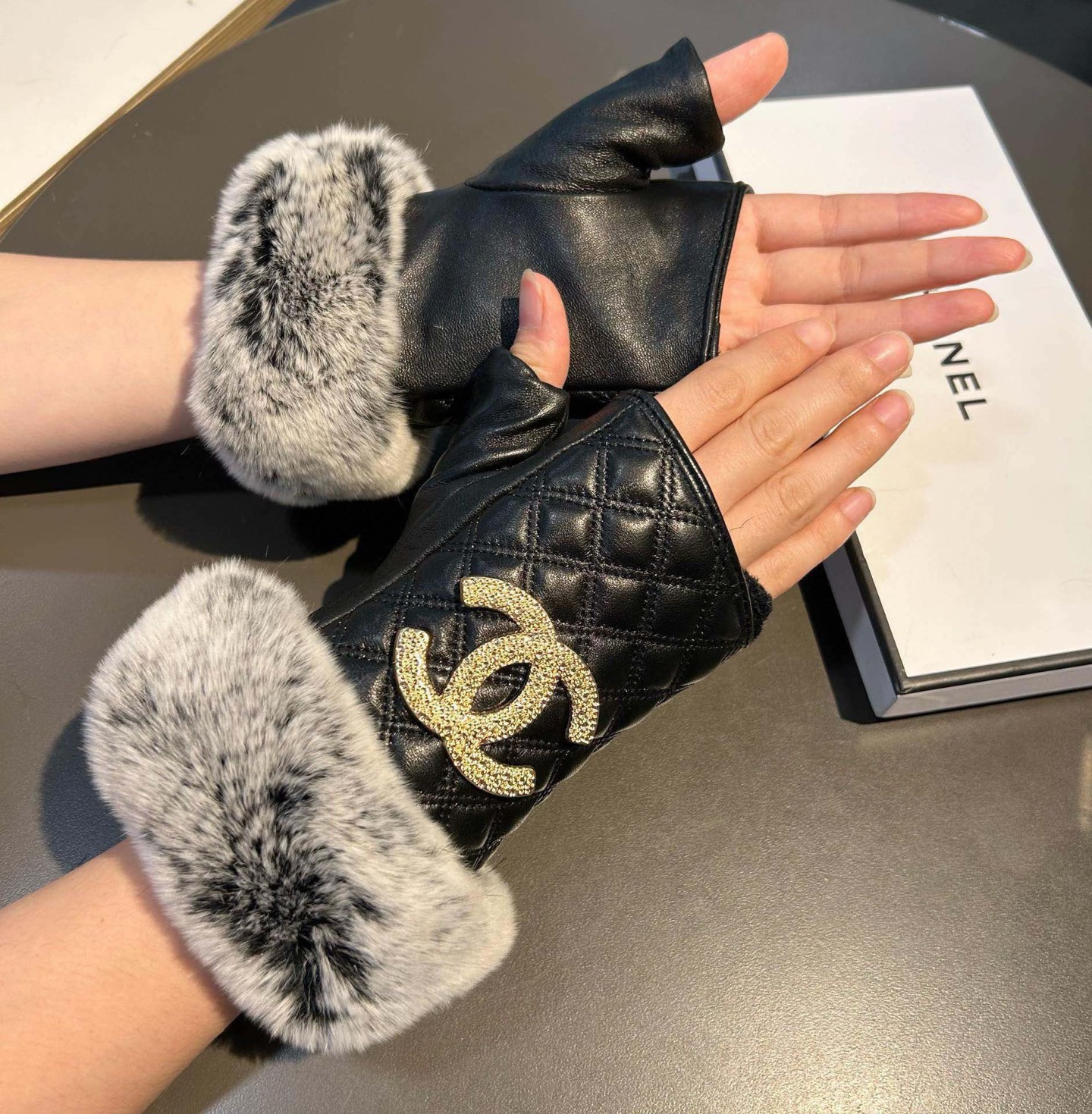 
Chanel 香奈儿2025秋冬短款懒兔毛手套👍值得对比🔥🔥同款不同品质，秒杀市场差产品，进口一级羊皮
