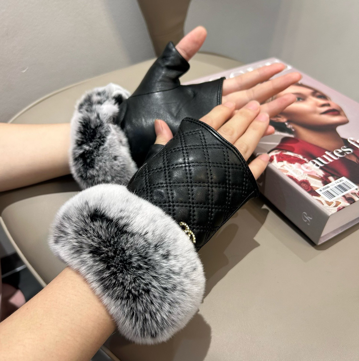 
Chanel 香奈儿2025秋冬短款懒兔毛手套👍值得对比🔥🔥同款不同品质，秒杀市场差产品，进口一级羊皮