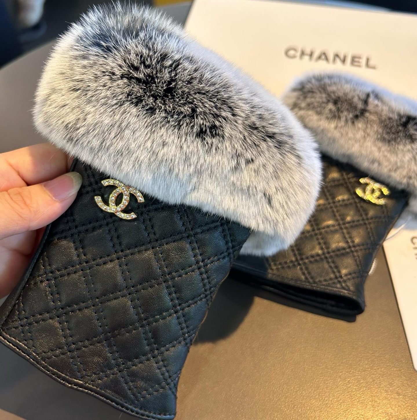 
Chanel 香奈儿2025秋冬短款懒兔毛手套👍值得对比🔥🔥同款不同品质，秒杀市场差产品，进口一级羊皮