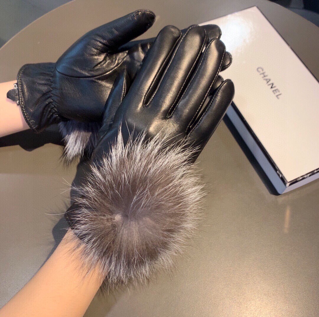 💫💫
Chanel 香奈儿2025秋冬大狐狸毛球触屏手套👍女神集美们必备✈️单品，美美哒💐值得对比🔥🔥同