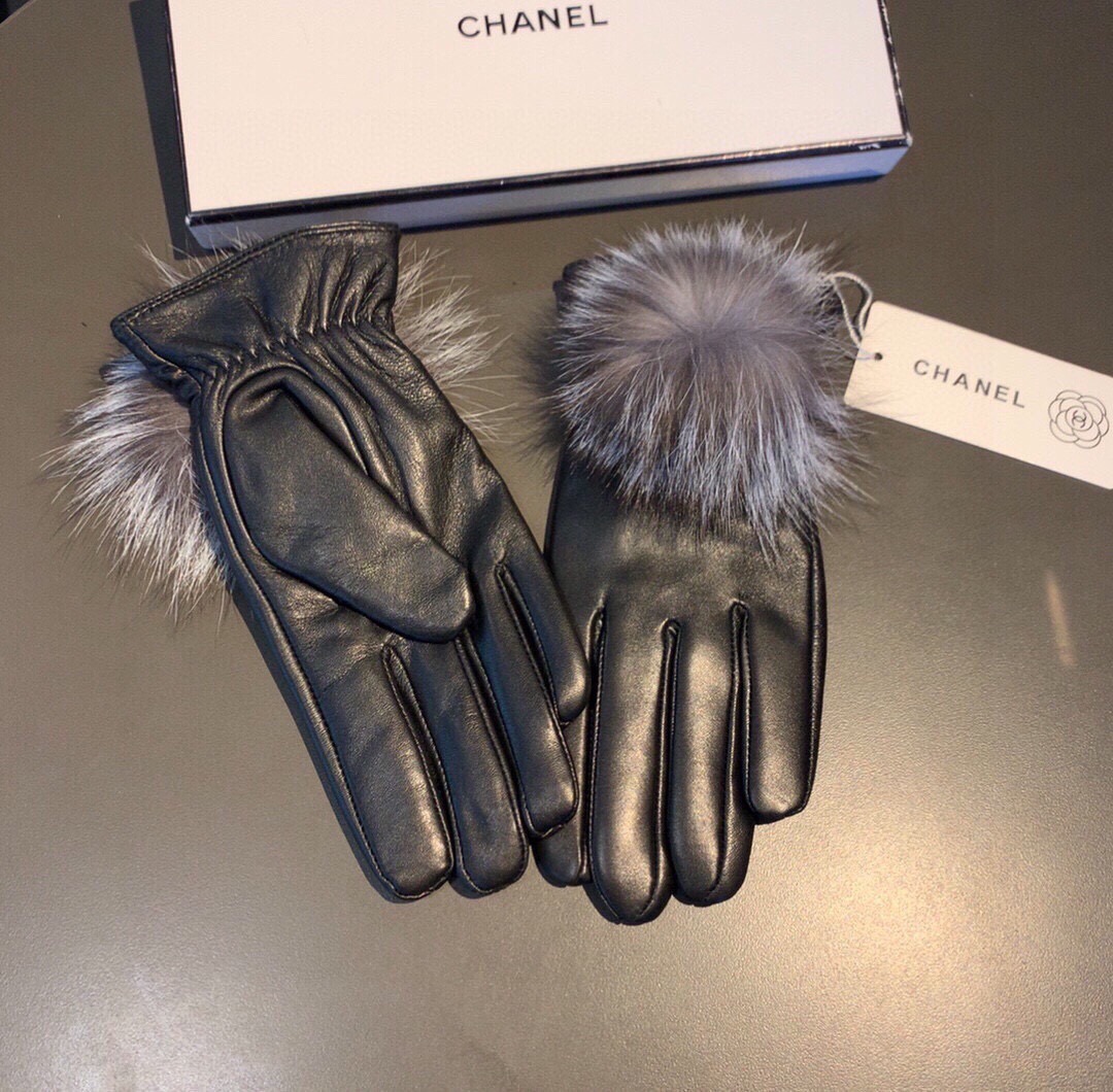 💫💫
Chanel 香奈儿2025秋冬大狐狸毛球触屏手套👍女神集美们必备✈️单品，美美哒💐值得对比🔥🔥同