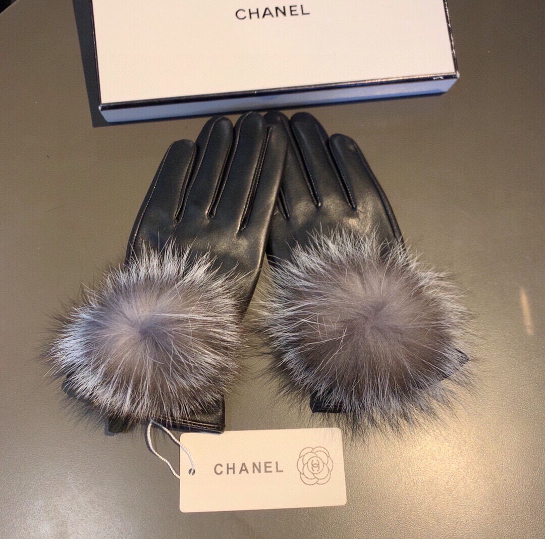 💫💫
Chanel 香奈儿2025秋冬大狐狸毛球触屏手套👍女神集美们必备✈️单品，美美哒💐值得对比🔥🔥同