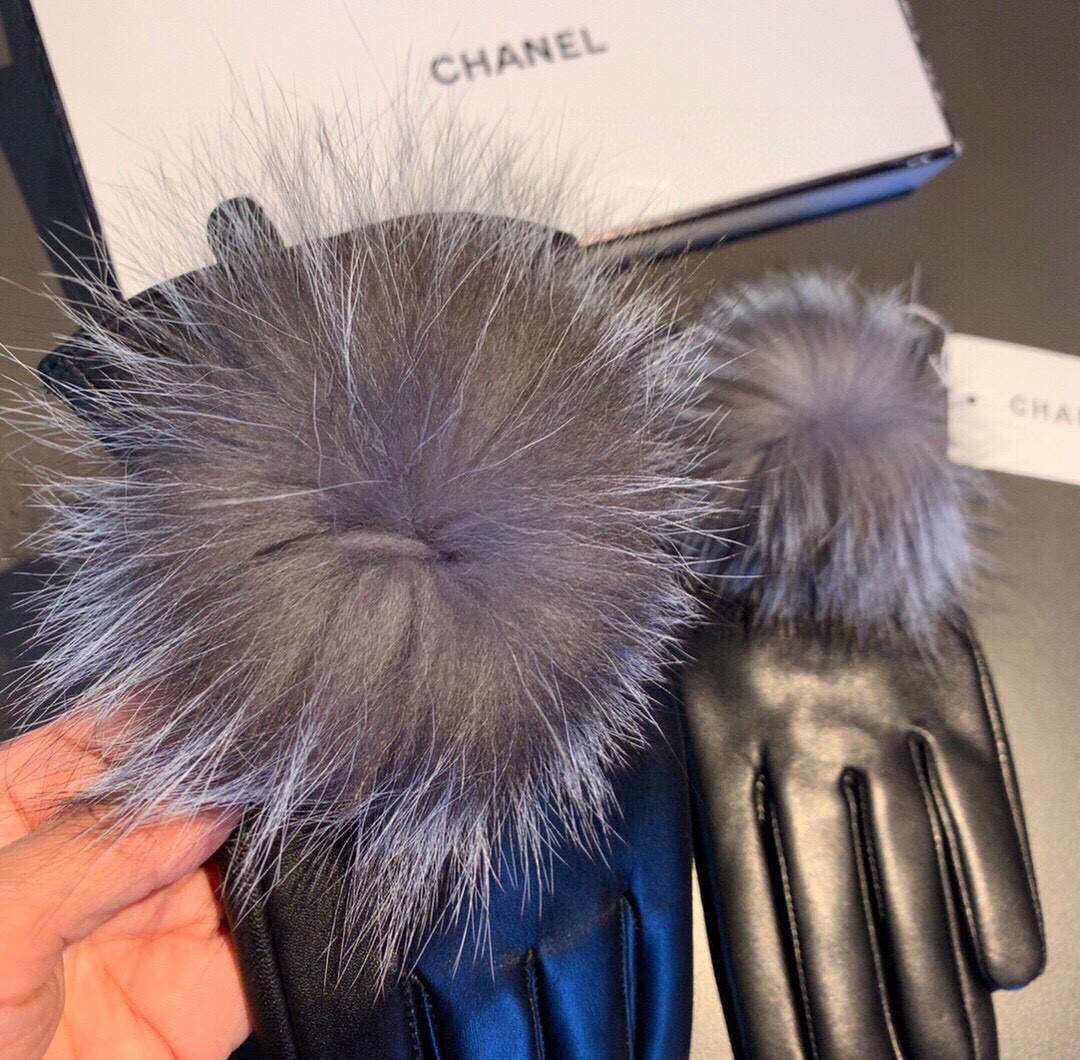 💫💫
Chanel 香奈儿2025秋冬大狐狸毛球触屏手套👍女神集美们必备✈️单品，美美哒💐值得对比🔥🔥同