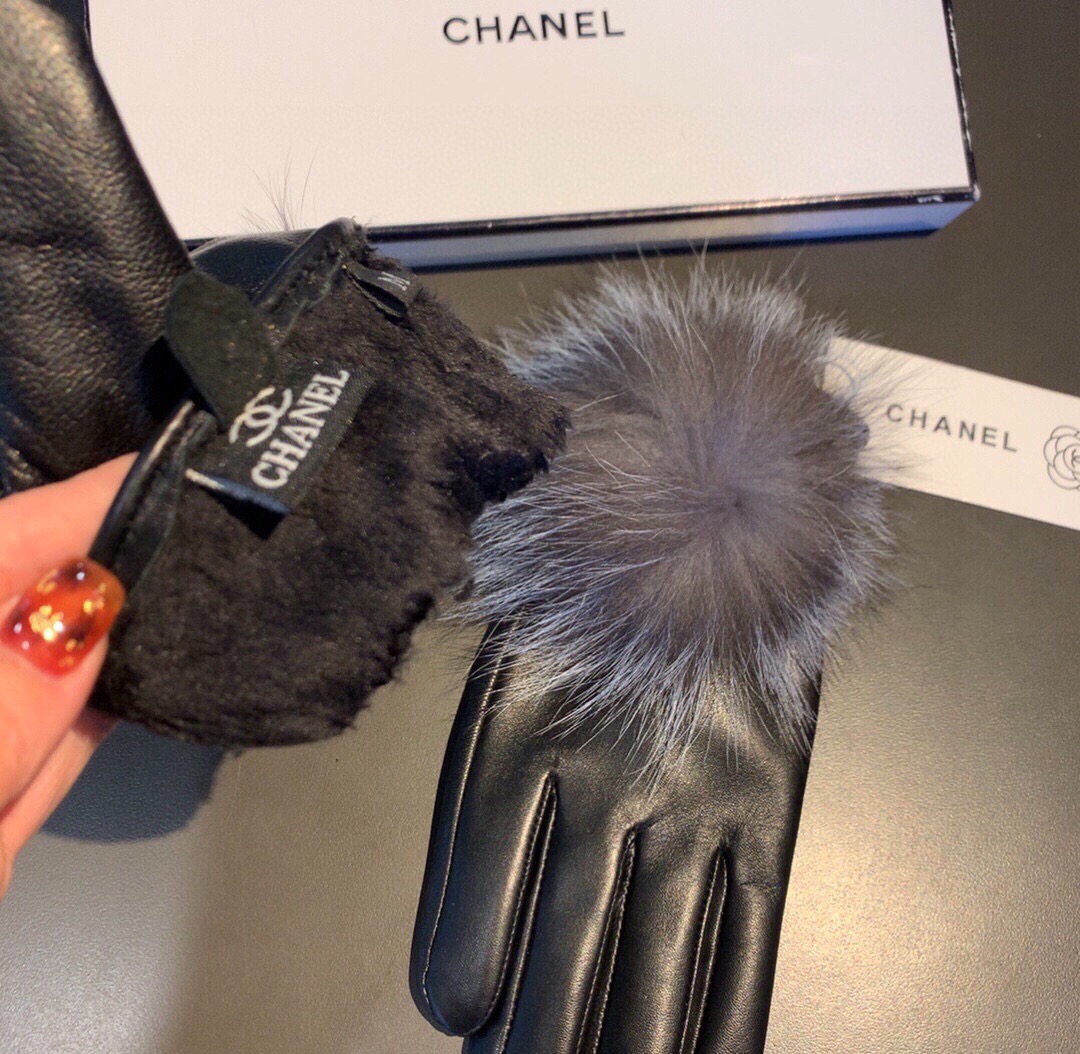 💫💫
Chanel 香奈儿2025秋冬大狐狸毛球触屏手套👍女神集美们必备✈️单品，美美哒💐值得对比🔥🔥同