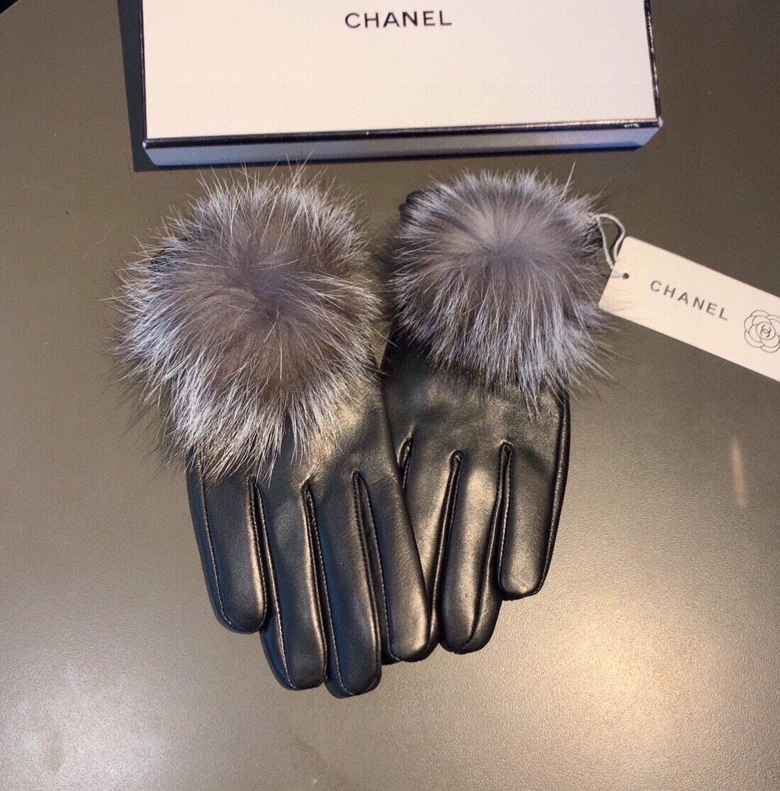 💫💫
Chanel 香奈儿2025秋冬大狐狸毛球触屏手套👍女神集美们必备✈️单品，美美哒💐值得对比🔥🔥同