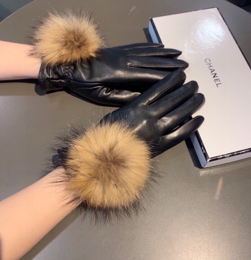 💫💫
Chanel 香奈儿2025秋冬大狐狸毛球触屏手套👍女神集美们必备✈️单品，美美哒💐值得对比🔥🔥同