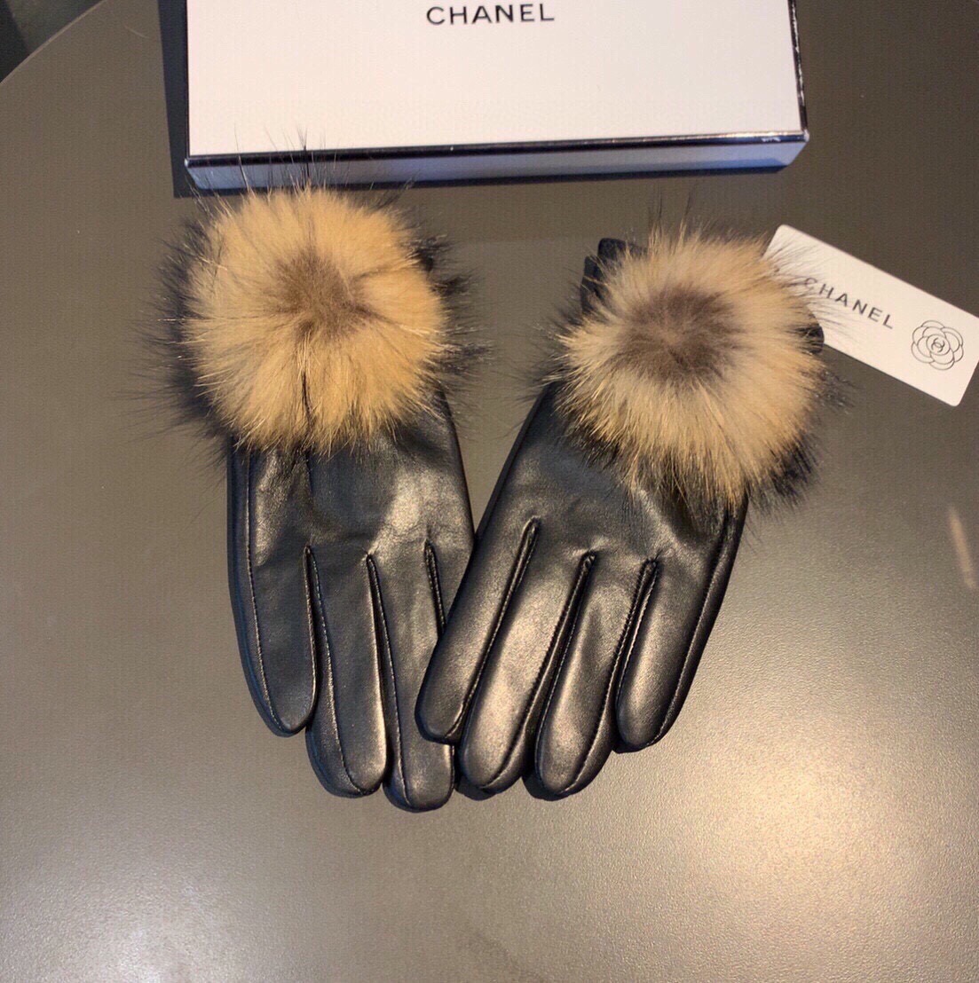 💫💫
Chanel 香奈儿2025秋冬大狐狸毛球触屏手套👍女神集美们必备✈️单品，美美哒💐值得对比🔥🔥同
