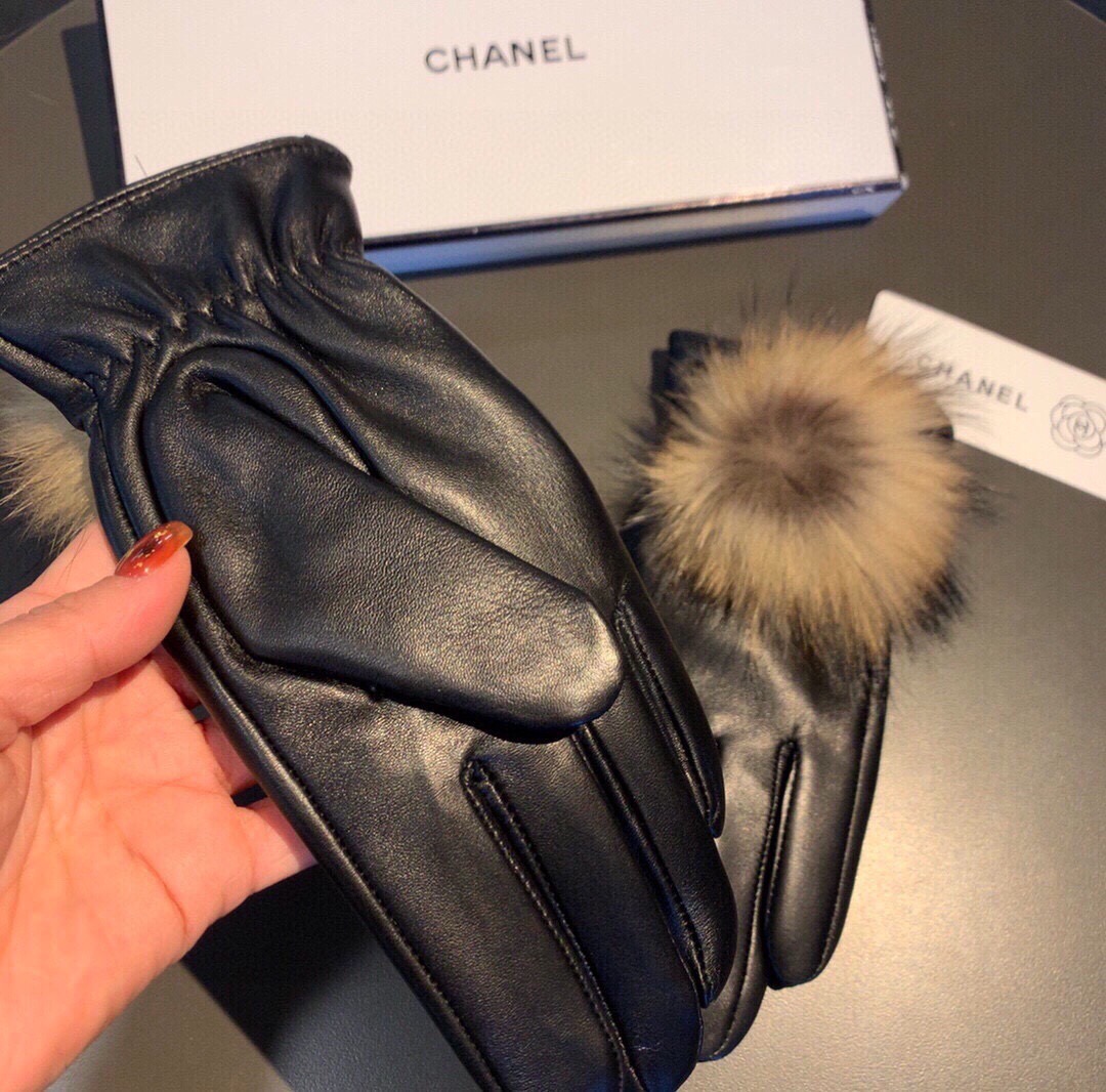 💫💫
Chanel 香奈儿2025秋冬大狐狸毛球触屏手套👍女神集美们必备✈️单品，美美哒💐值得对比🔥🔥同