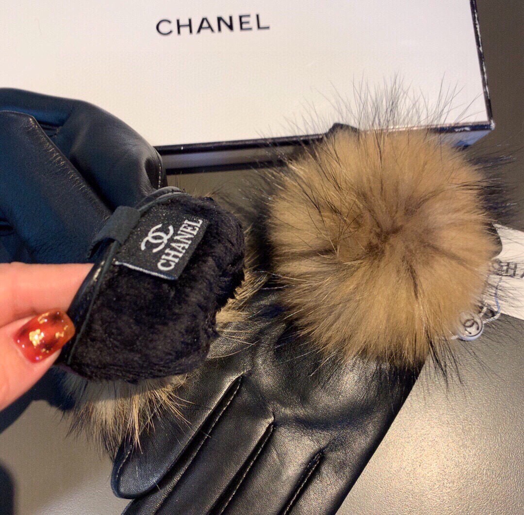 💫💫
Chanel 香奈儿2025秋冬大狐狸毛球触屏手套👍女神集美们必备✈️单品，美美哒💐值得对比🔥🔥同