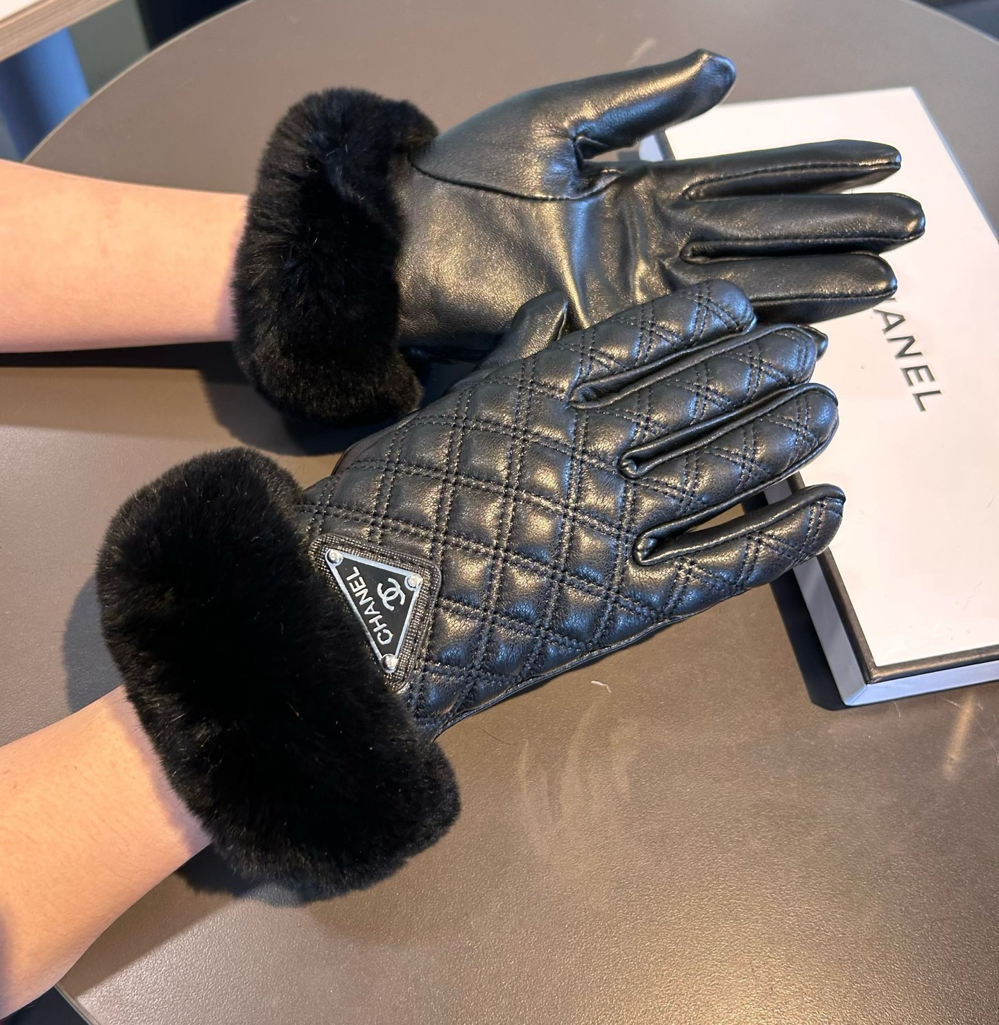 
Chanel 香奈儿2025秋冬懒兔毛羊皮手套👍值得对比🔥🔥同款不同品质，秒杀市场差产品，进口一级羊皮