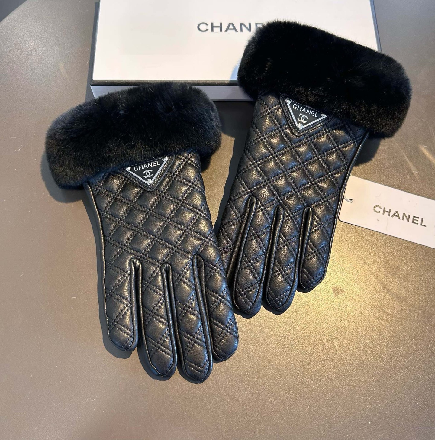 
Chanel 香奈儿2025秋冬懒兔毛羊皮手套👍值得对比🔥🔥同款不同品质，秒杀市场差产品，进口一级羊皮