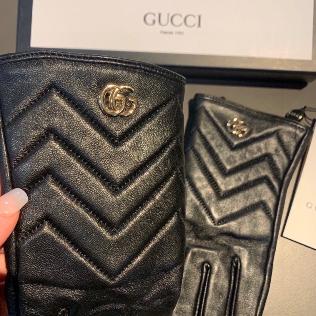 NO:343864,2025 new Guqi curve new exclusive first touch screen women's gloves Gucci [original single quality] official website synchronizes the new high-end sheepskin gloves goddess first choice. Do not miss 100% use imported sheepskin. The leather is delicate and soft. It is better to know that imported sheepskin has a unique feel and cashmere inside. The original custom hardware top-grade workmanship is not missed. The authentic version is launched. The counter is one to one. It is equipped with a full set of packaging. Number of codes M L gloves, gloves, gucci, sheepskin, gloves19860909批 2025新款古奇曲线新款独家首发触屏女款手套Gucci古奇【原单品质】官网同步女士新款高档羊皮手套女神首选 不可错过百分百选用进口羊皮 皮质细腻柔软 认准进口羊皮特有手感羊绒内里保暖更佳 原版定制五金顶级做工任何细节都不放过正品开版 专柜一比一 配全套包装 码数Ｍ L手套,手套,gucci,sheepskin,gloves,accessory