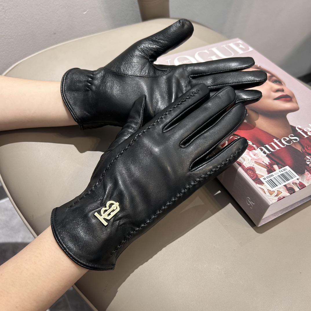 
巴宝莉BURBERRY 专柜新品羊皮手套，时尚手套，秋冬保暖加绒内里，经典简洁💕上手超舒适柔软、百搭！