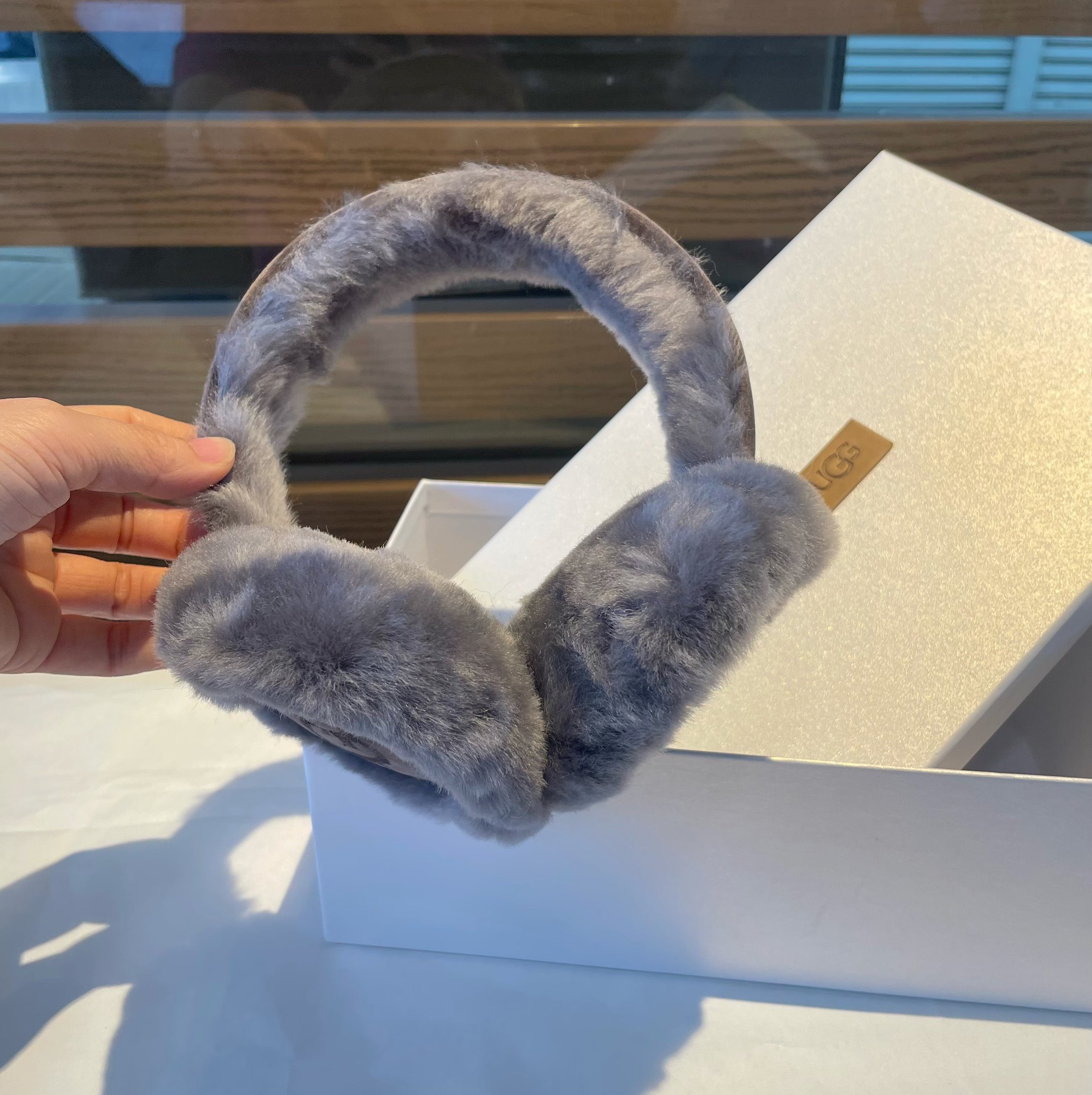 NO:343880,A piece of detachable stackable bag UGG crazy call worth owning. White and rich beauty in the world, the same style as internet celebrities. UGG ski earmuffs, a must-have for daily warm travel. The daily concave shape of skiing is simply amazing. Warm and air-conditioning objects. High appearance. The three colors of pink and white. Classic items that can be worn for a lifetime. Beautiful gloves, gloves, gloves19860909批可拆叠放包包UGG疯狂打call值得拥有 人间白富美,网红明星同款 UGG滑雪耳罩,日常保暖出行必备 滑雪日常凹造型简直太赞了 保暖打气物件 高颜值 自留粉灰白色三色 可以戴一辈子不过时的经典单品 美美手套,手套,gloves,accessory