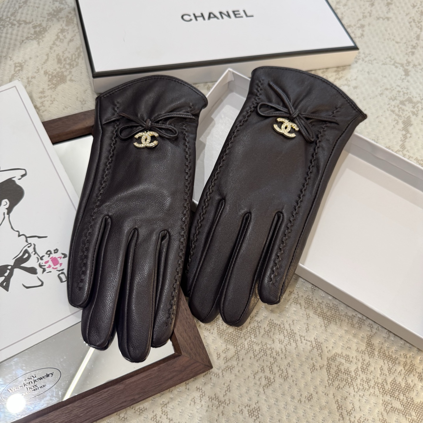 
2025新款独家首发‼触屏手套 Chanel香奈儿【原单品质】官网同步女士新款高档羊皮手套🎉🎉女神首选