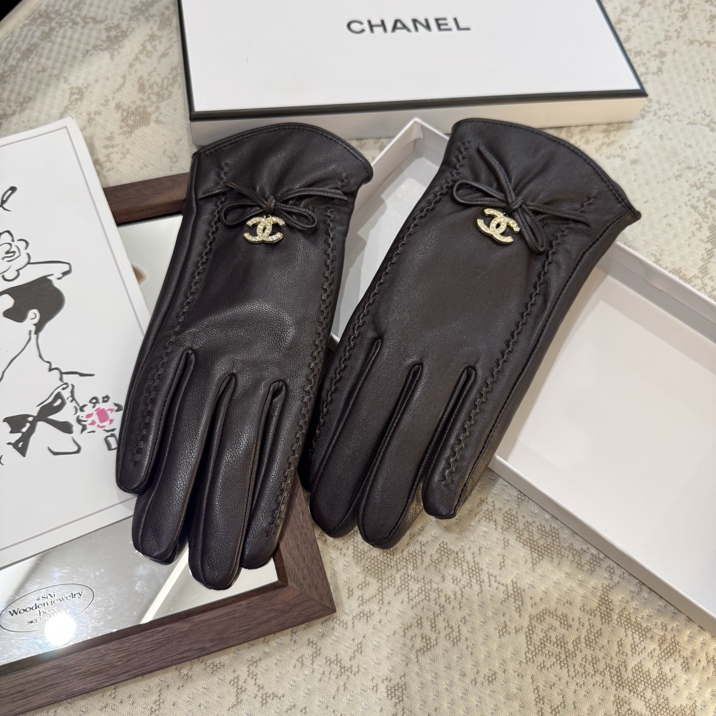 
2025新款独家首发‼触屏手套 Chanel香奈儿【原单品质】官网同步女士新款高档羊皮手套🎉🎉女神首选