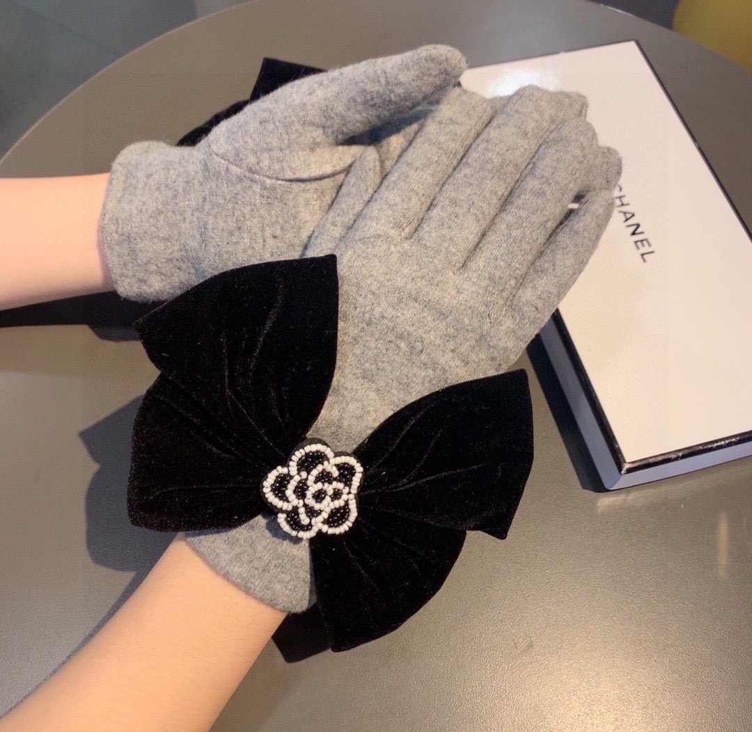 NO:343892,A new wool gloves in Chanel counter, pearl camellia + large bow fashion gloves, warm autumn and winter plus velvet inner, super cute bow, super comfortable and soft, versatile!  Gloves, gloves, chanel, chanel, gloves19860909批 Chanel香奈儿专柜新品羊毛手套,珠珠山茶花+大蝴蝶结时尚手套,秋冬保暖加绒内里,超嗲蝴蝶结,上手超舒适柔软、百搭！均码手套,手套,chanel,chanel,gloves,accessory