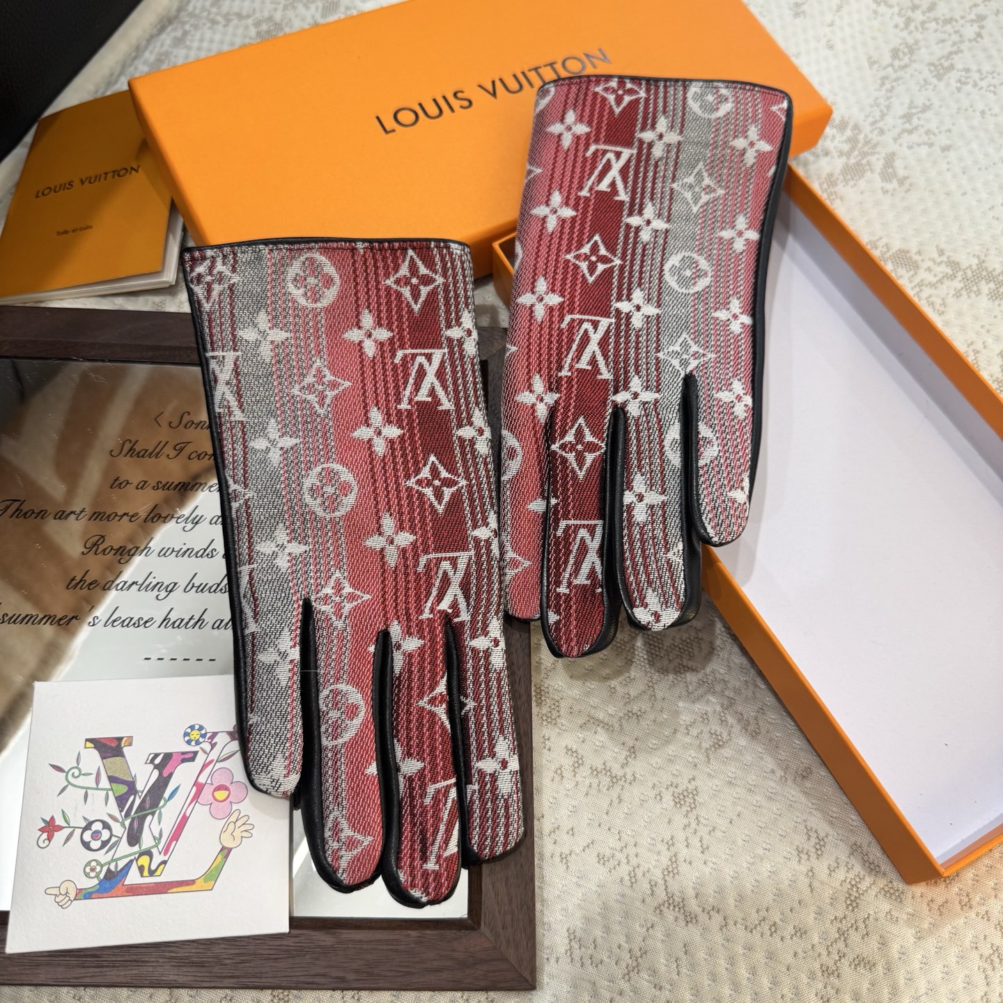
2025🧤LV渐变新品布配皮手套，时尚机车🚗手套，秋冬新品布内里，时尚🌺上手超舒适柔软、百搭！集美女神