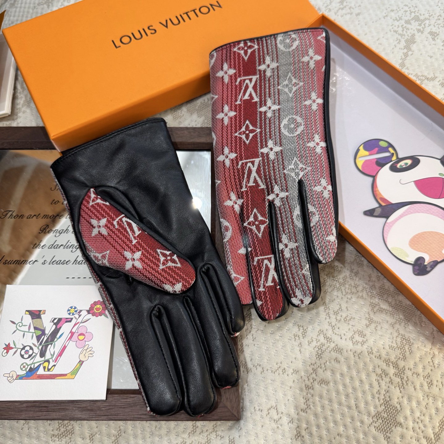 
2025🧤LV渐变新品布配皮手套，时尚机车🚗手套，秋冬新品布内里，时尚🌺上手超舒适柔软、百搭！集美女神