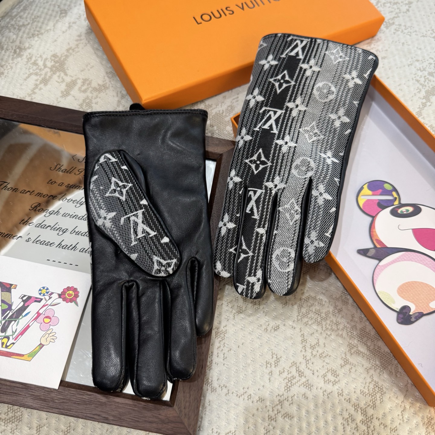 
2025🧤LV渐变新品布配皮手套，时尚机车🚗手套，秋冬新品布内里，时尚🌺上手超舒适柔软、百搭！集美女神