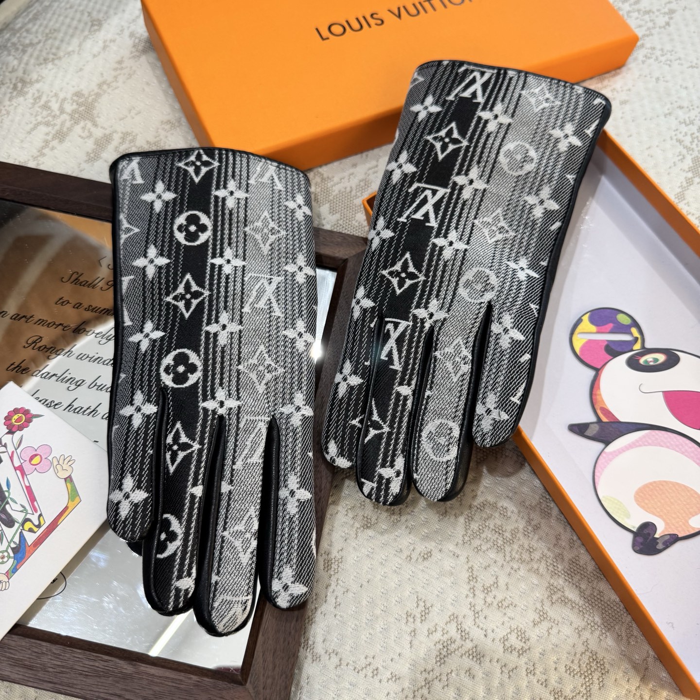 
2025🧤LV渐变新品布配皮手套，时尚机车🚗手套，秋冬新品布内里，时尚🌺上手超舒适柔软、百搭！集美女神