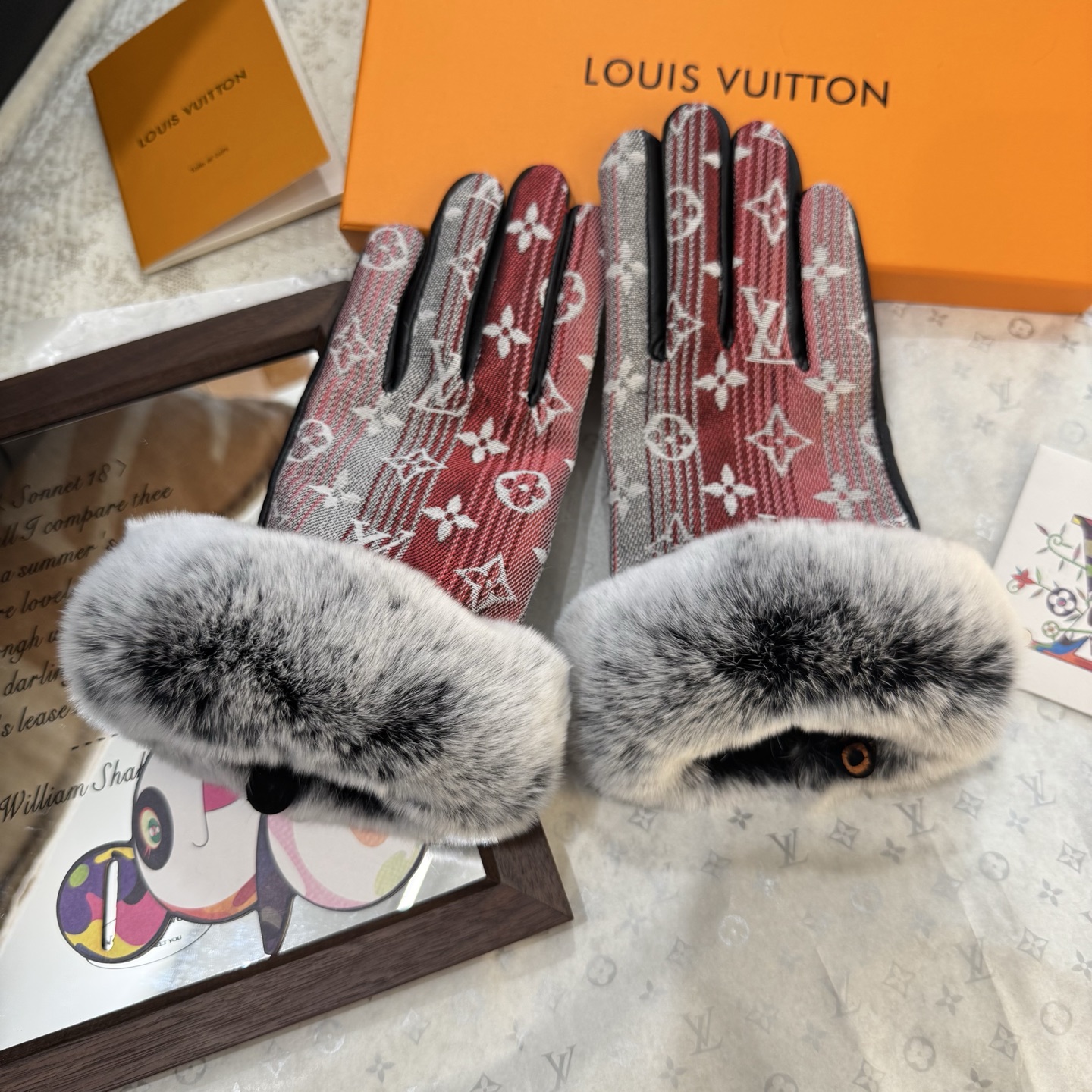 
2025🧤LV渐变懒兔毛新品布配皮手套，时尚机车🚗手套，秋冬新品布内里，时尚🌺上手超舒适柔软、百搭！集