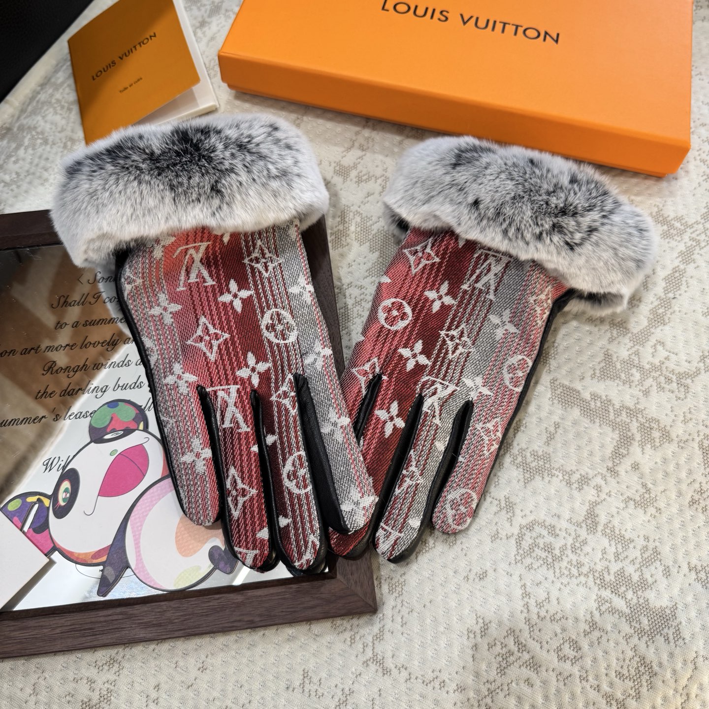 
2025🧤LV渐变懒兔毛新品布配皮手套，时尚机车🚗手套，秋冬新品布内里，时尚🌺上手超舒适柔软、百搭！集