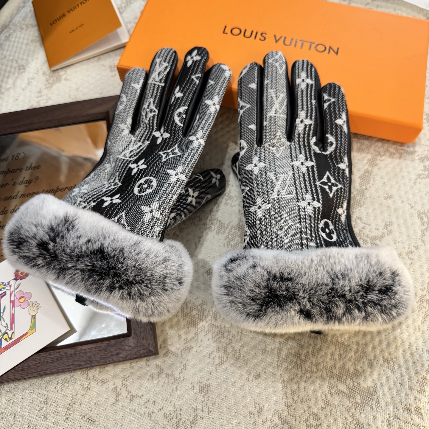 
2025🧤LV渐变懒兔毛新品布配皮手套，时尚机车🚗手套，秋冬新品布内里，时尚🌺上手超舒适柔软、百搭！集