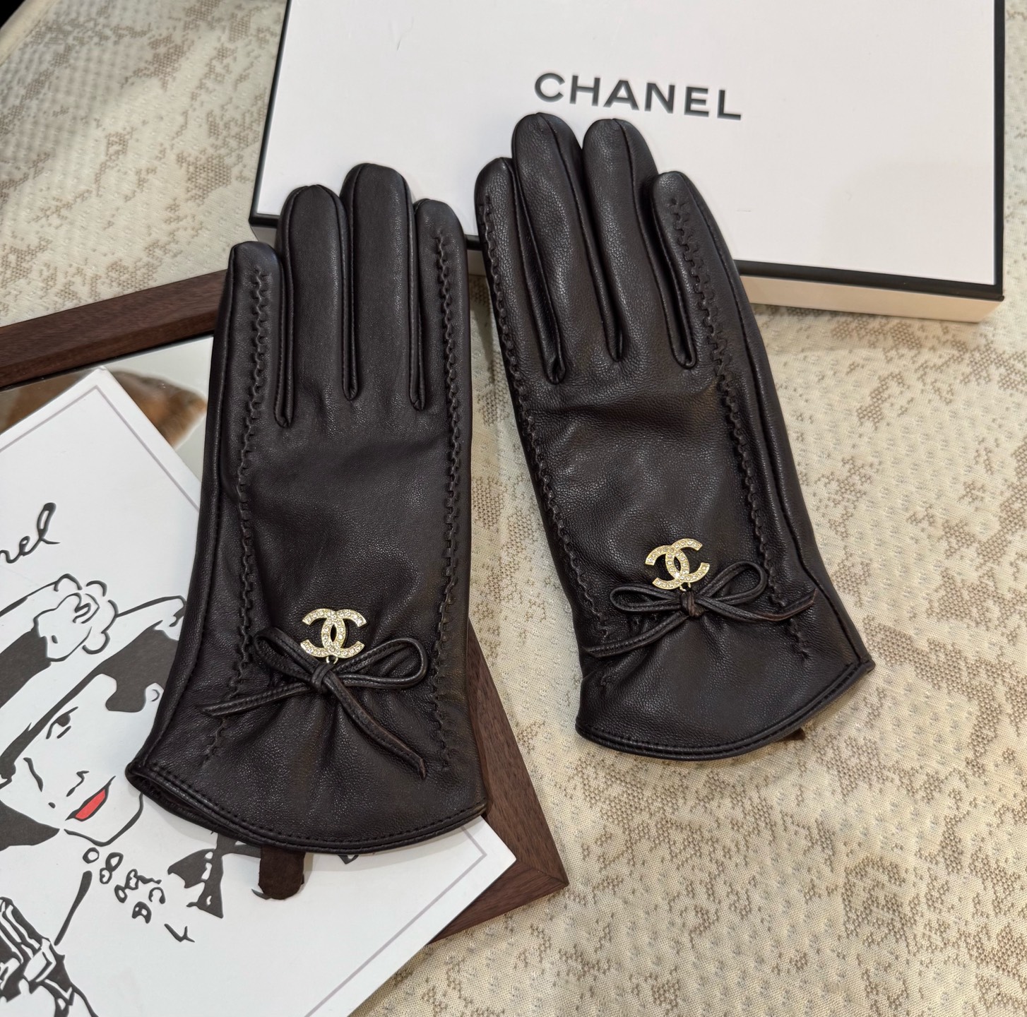 
2025新款独家首发‼触屏手套 Chanel香奈儿【原单品质】官网同步女士新款高档羊皮手套🎉🎉女神首选