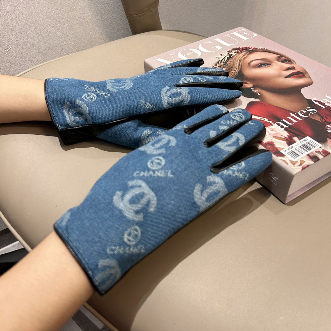 
2025🧤香奈儿新品短款牛仔布加羊皮手套，时尚机车🚗手套，秋冬新品布内里，时尚🌺上手超舒适柔软、百搭！