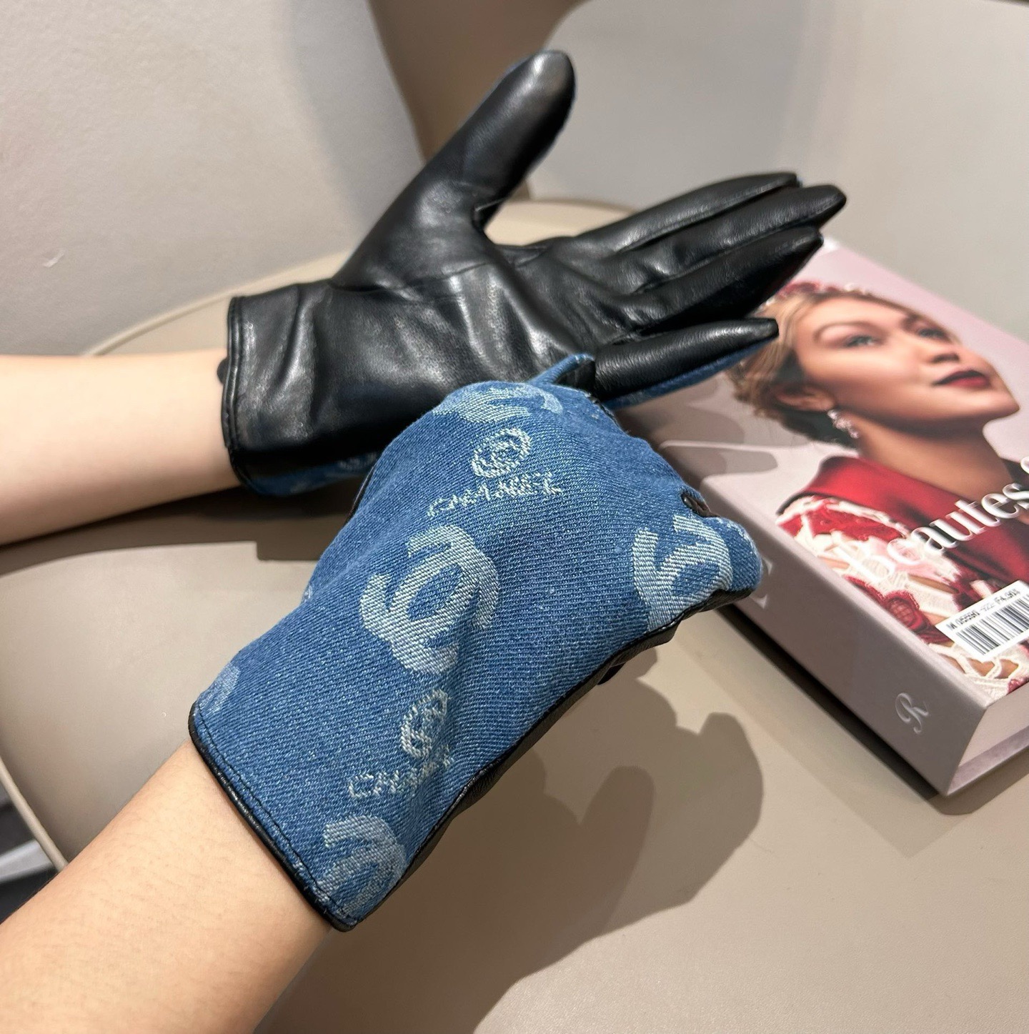 
2025🧤香奈儿新品短款牛仔布加羊皮手套，时尚机车🚗手套，秋冬新品布内里，时尚🌺上手超舒适柔软、百搭！